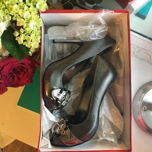 Guess black silver texture heel, size 5.5